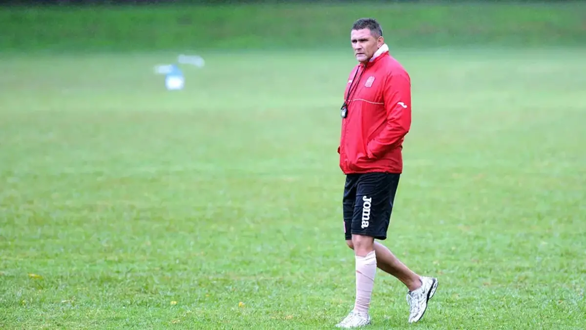 El ex técnico de San Martín que sufrió un pico de presión, terminó internado y fue despedido