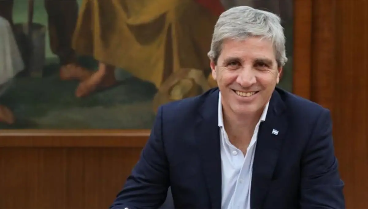 REAGRUPANDO FILAS. El ministro Caputo sostuvo que es lógico que los funcionarios recurran al Banco Nación porque “cobramos el sueldo ahí.