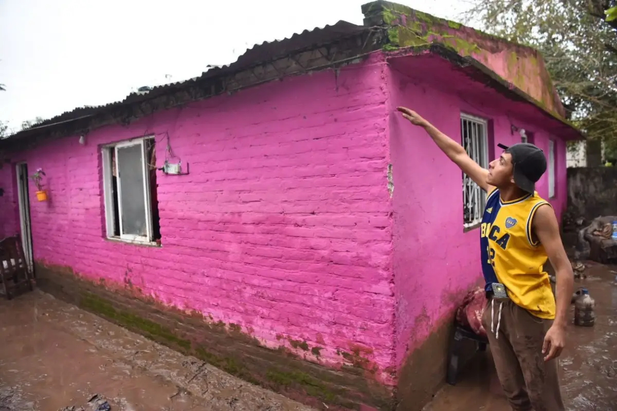 EL DÍA DESPUÉS. Vecinos esperaban en la ruta para volver a sus casas, mientras otros ya empezaban a limpiar.