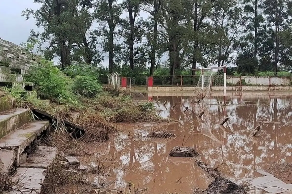 DESTROZADO. Así amaneció el club Santa Bárbara, visiblemente inundado y dañado producto de temporal que afectó el fin de semana a Tucumán.
