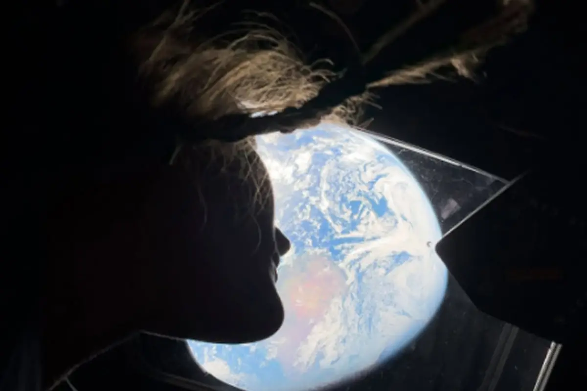 VISTA DE LUJO. Christina Koch observa la Tierra desde la ventana de la nave Orion durante el vuelo de Artemis II. / NASA