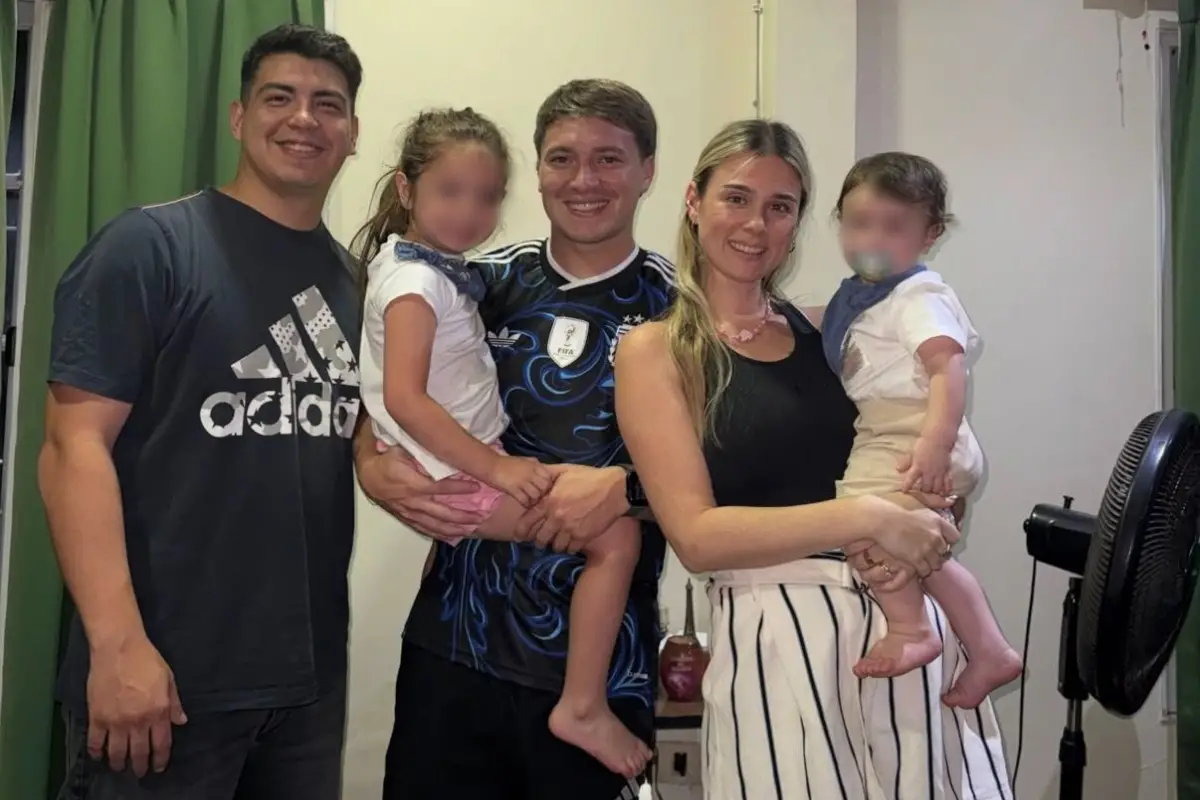 FAMILIA. Rodrigo rodeado por la familia de Mariano Robles. 