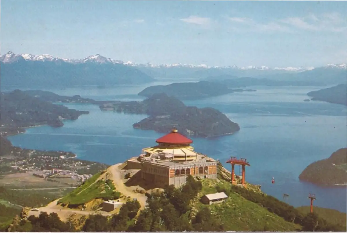 La Confitería Giratoria se eleva a 1400 metros de altura sobre el Cerro Otto.