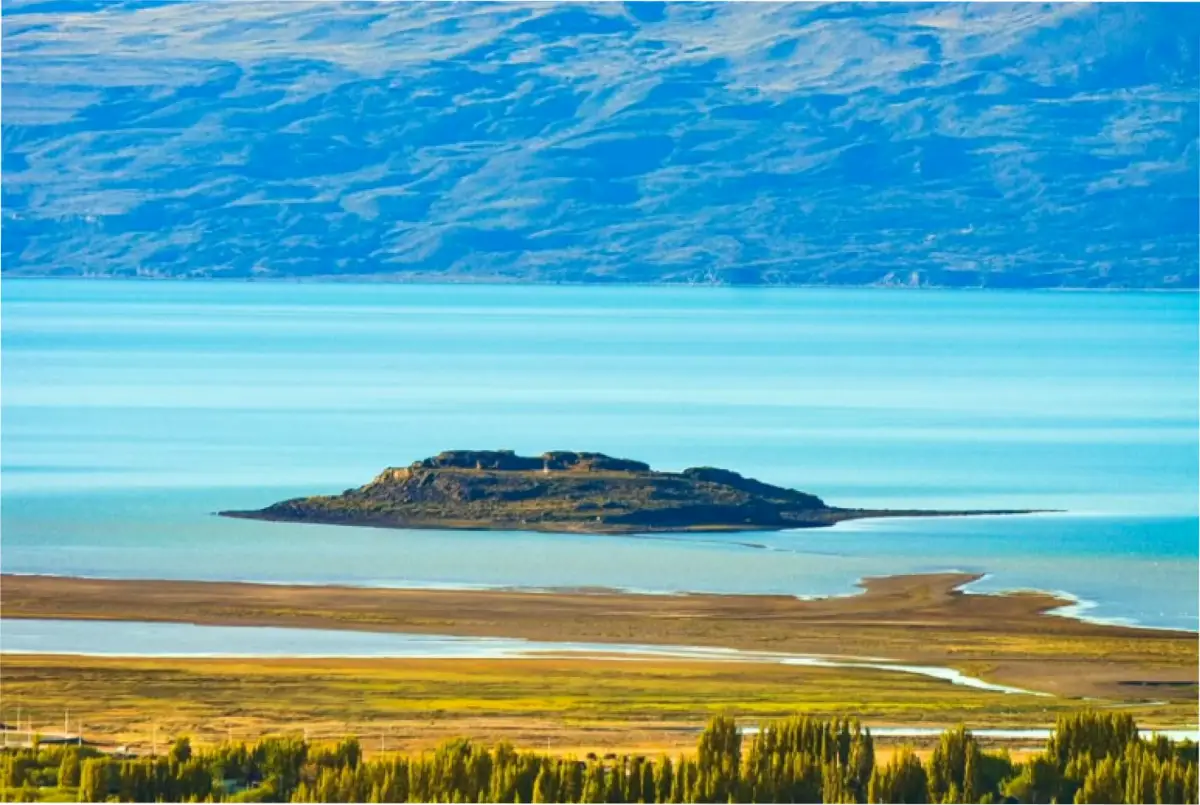 Isla Solitaria vista desde la Costanera de El Calafate. 