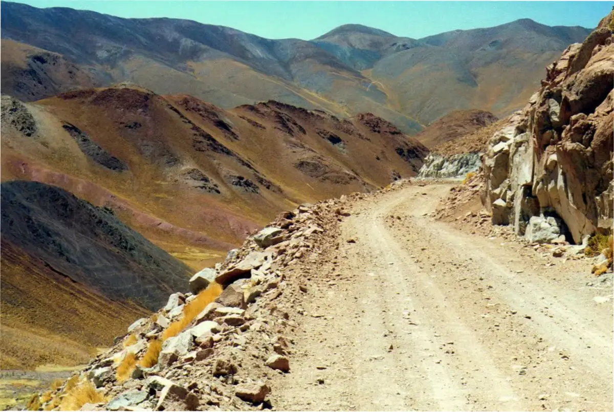 Tramo de la Ruta Nacional 40 en los Valles Clachaquíes.