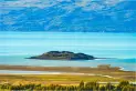 Isla Solitaria, un pequeño peñón que se resiste en la inmensidad del lago más grande de la Argentina