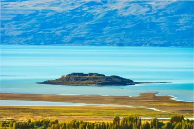 Isla Solitaria, un pequeño peñón que se resiste en la inmensidad del lago más grande de la Argentina