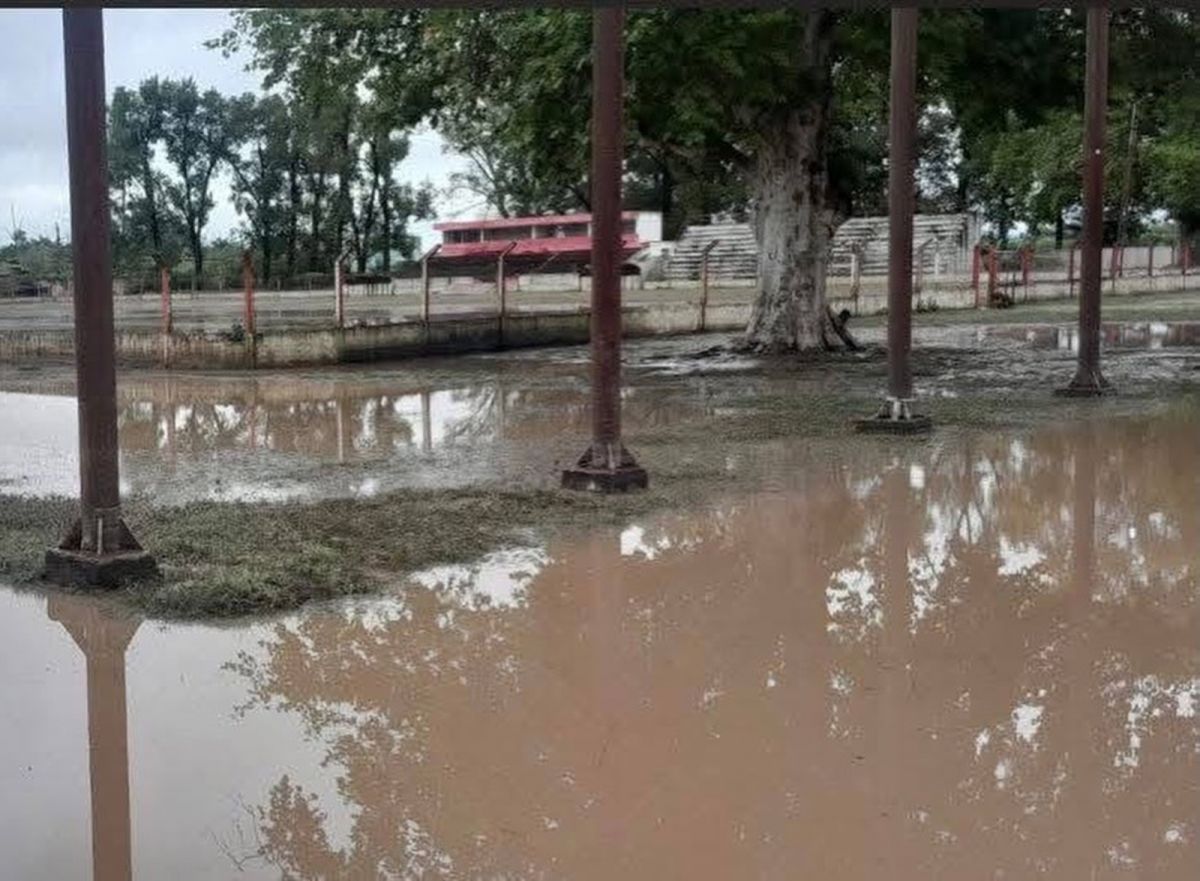 DESBORDADO. Desde afuera de las instalaciones del club, Santa Bárbara se observa visiblemente pasado por agua.