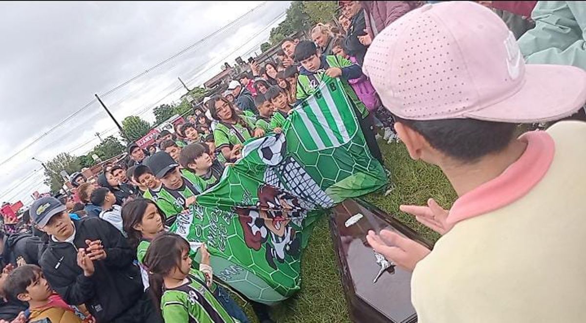 DESPEDIDA. Familiares, compañeros y vecinos despidieron a Lisandro.