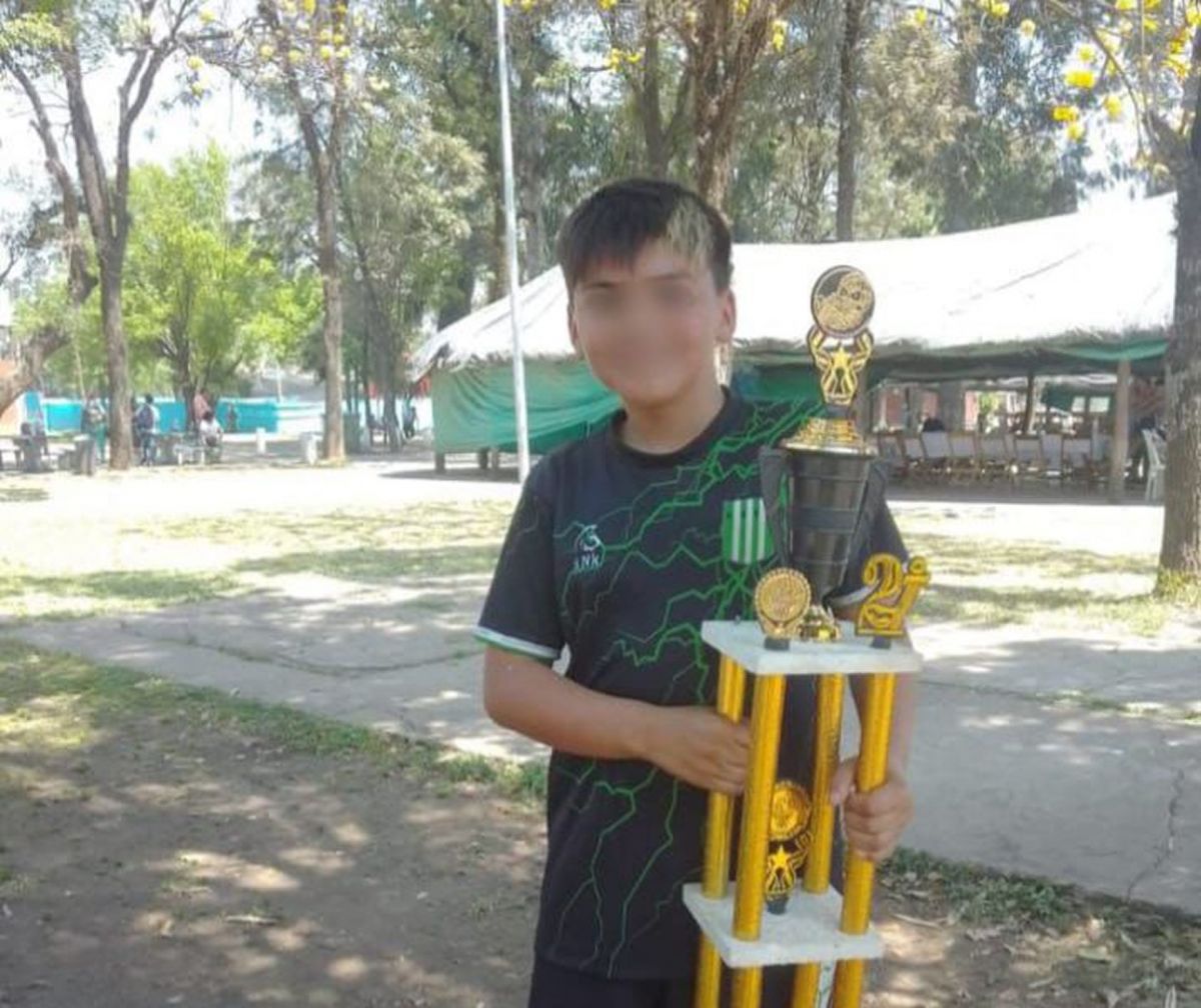 FELIZ. Lisandro y un trofeo de cuando jugaba al fútbol.