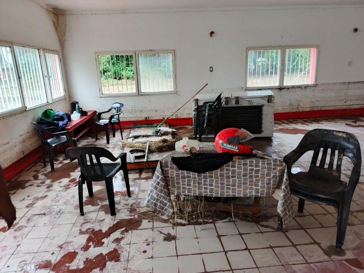 PÉRDIDAS. El interior del club también se vio afectado por el agua.