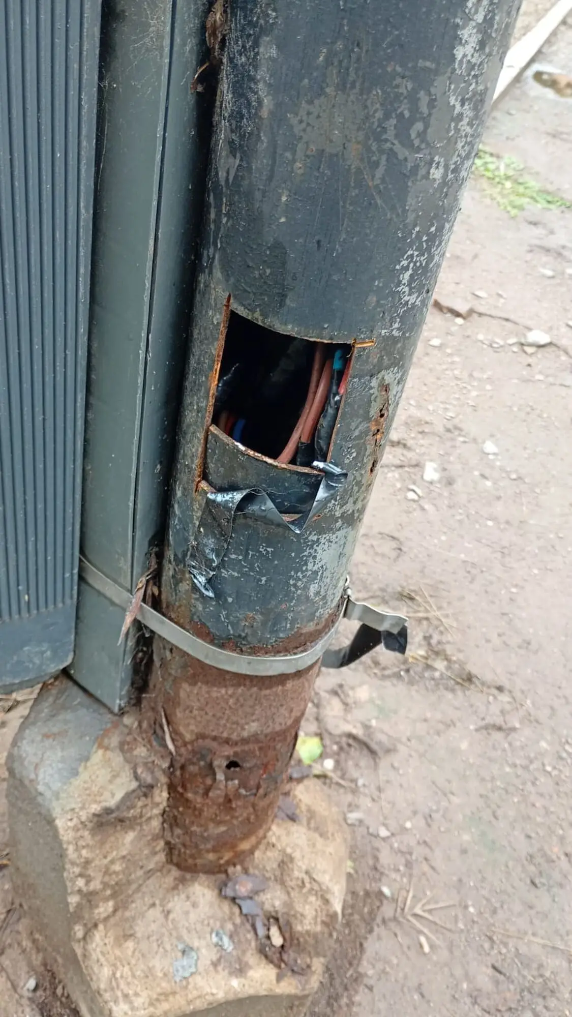 Vecinos de Barrio Norte, preocupados por un poste de luz en malas condiciones