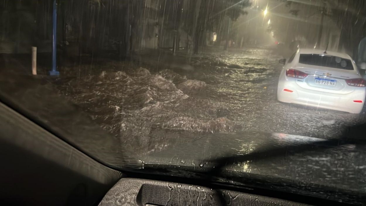 MAXIMO CUIDADO. El nivel del agua engaña: unos pocos centímetros pueden mover un vehículo.