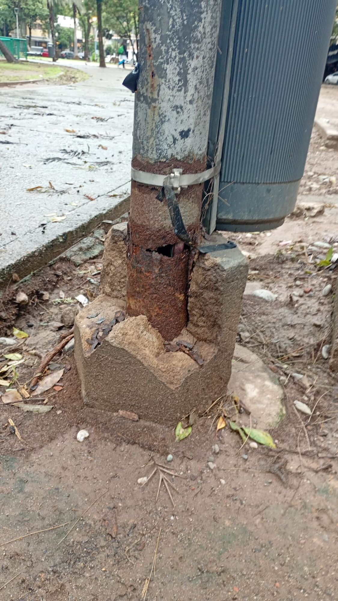 Vecinos de Barrio Norte, preocupados por un poste de luz en malas condiciones