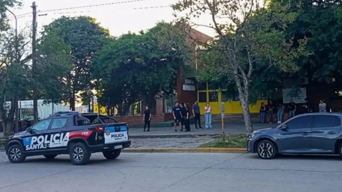 Policía acude a una escuela de Santa Fe, tras los disparos. 