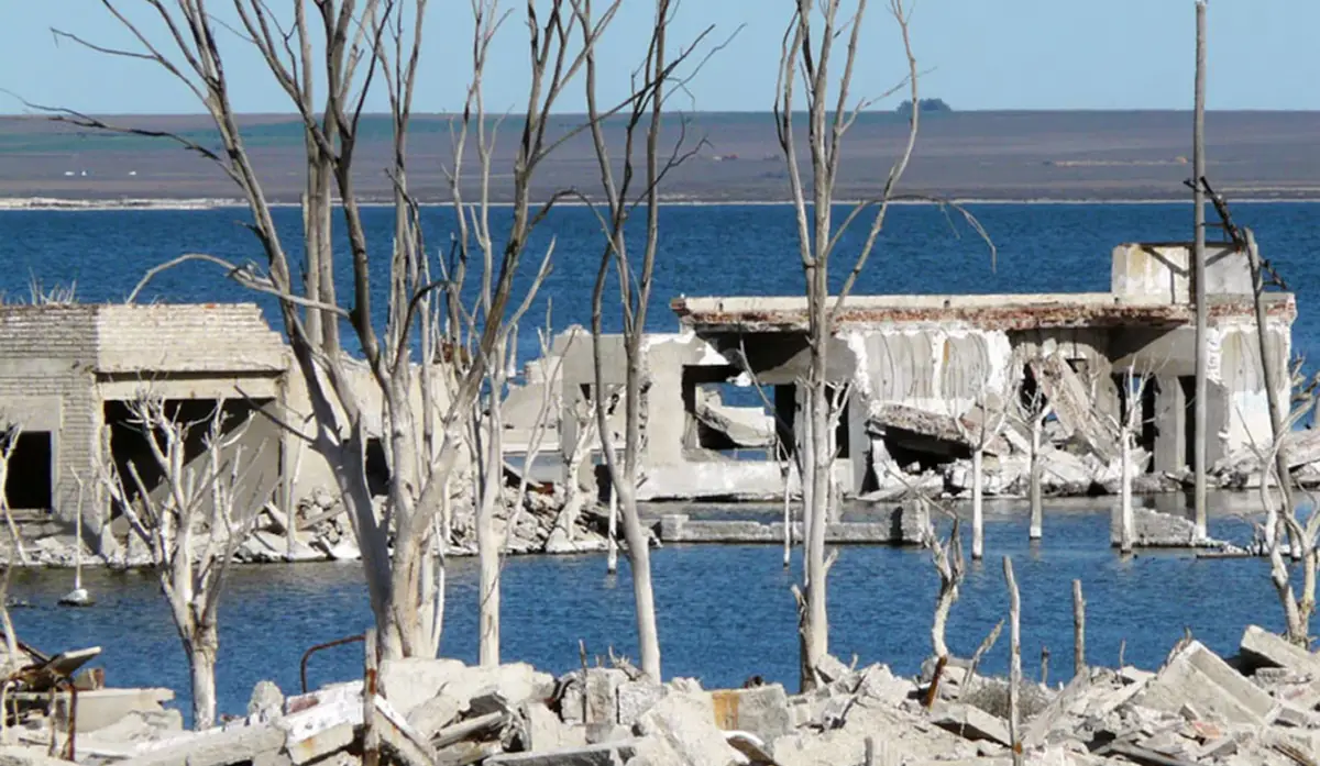 Villa Epecuén, una ciudad petrificada por el salitre y la Laguna.