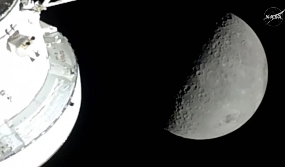 EN VIVO. Captura de pantalla de una transmisión de la NASA muestra la nave Orion acercándose a la Luna.