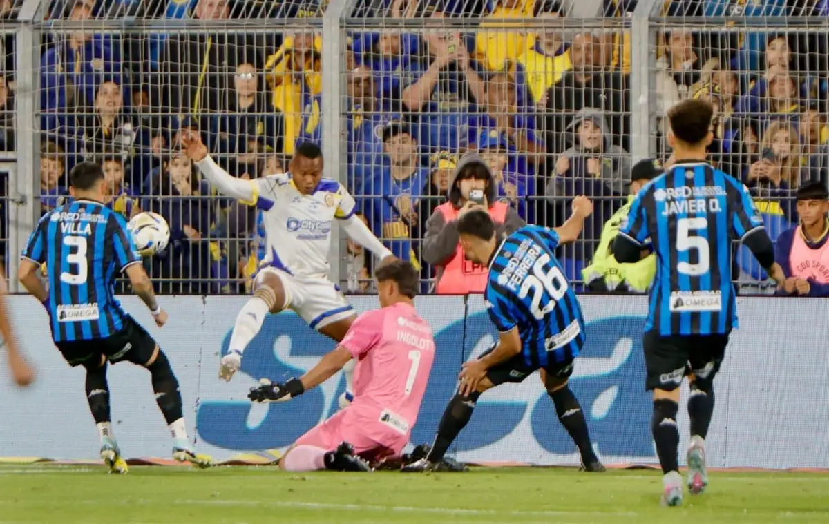 DOBLE ATAJADA. Tras adivinar el penal de Alejo Véliz, Luis Ingolotti respondió con agilidad para achicar el remate de Jaminton Campaz.