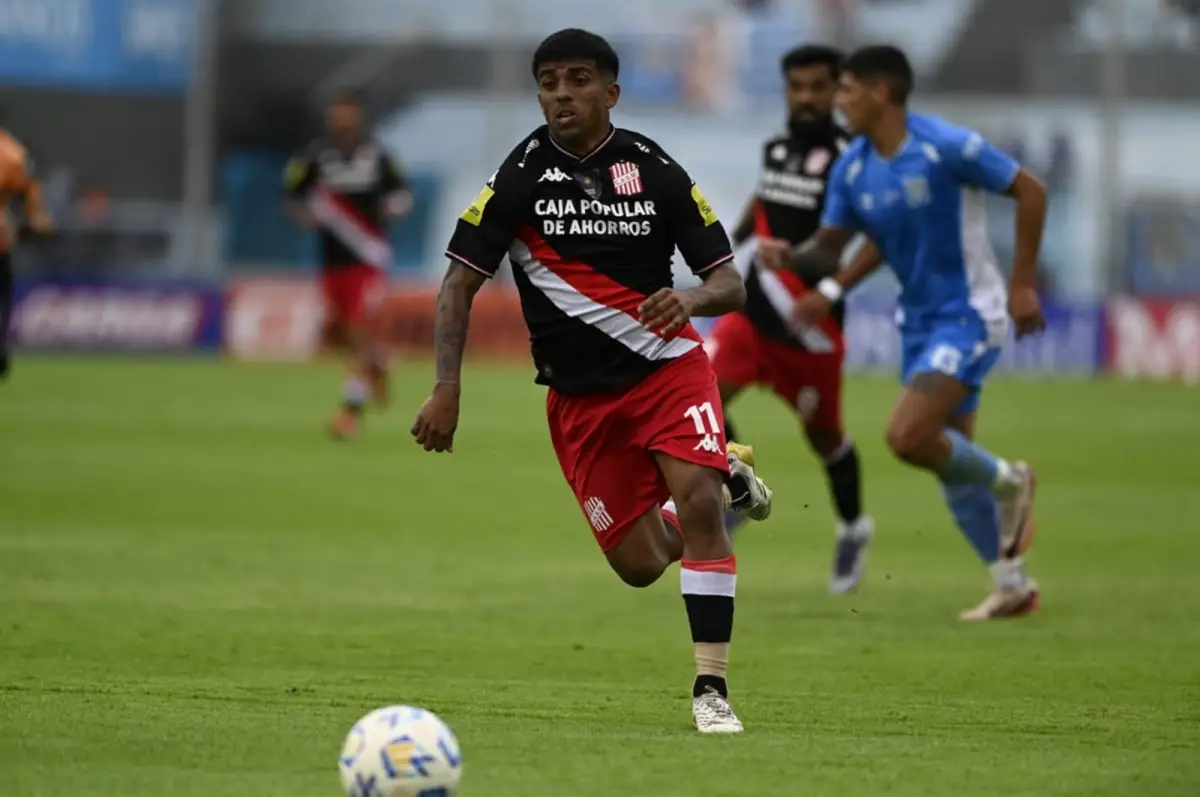 POCAS LUCES. A pesar de la expectativa que generó su llegada, Luciano Ferreyra aún no logra deslumbrar en San Martín. Hoy tuvo su oportunidad, pero pareció no aprovecharla con creces.