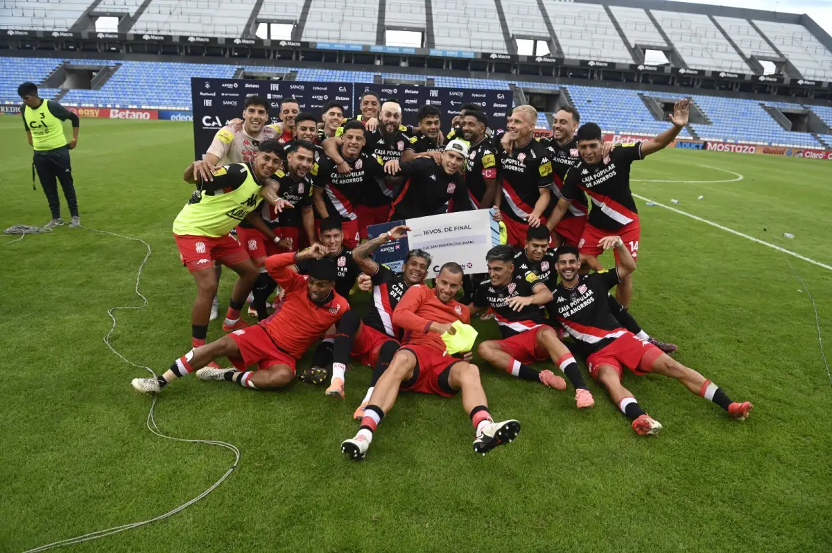 QUÉ ALEGRÍA. El plantel santo celebra la clasificación a 16avos de final de la Copa Argentina, en donde los espera Banfield.