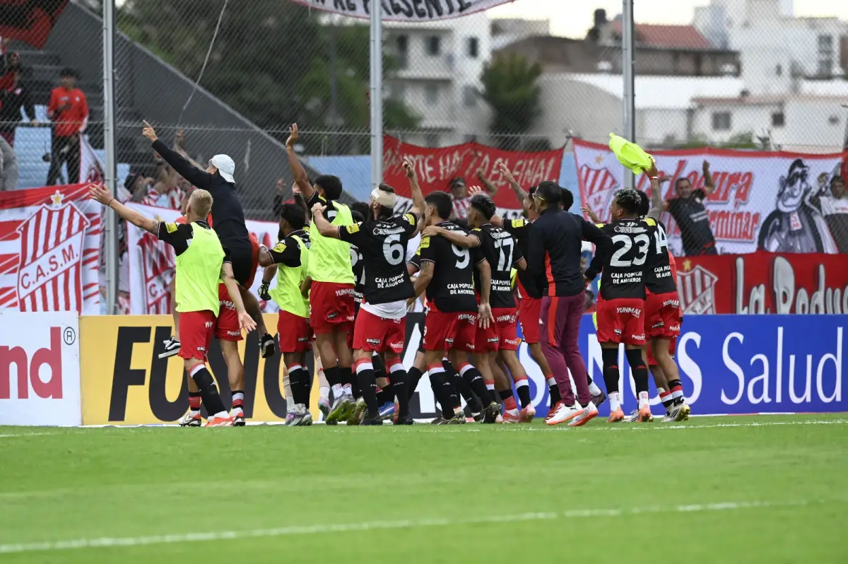 FESTEJO. El plantel de San Martín celebró la clasificación a los 16avos junto a la hinchada. 