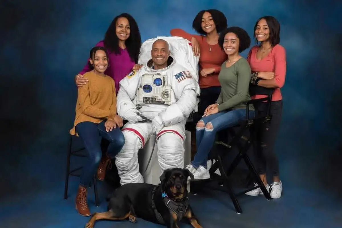 El astronauta Victor Glover junto a sus hijas y esposa.