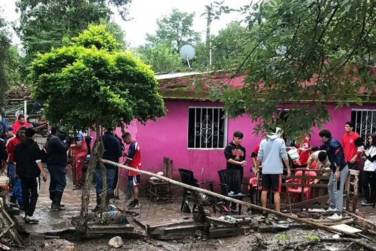 Ayer el plantel de Jorge Newbery se acercó a ayudar a Pablo Pacheco para limpiar su casa tras las inundaciones.