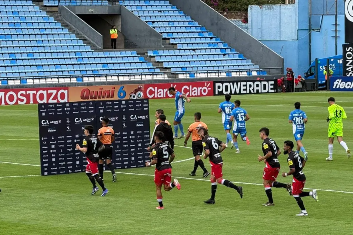 Ingresan los equipos al campo de juego