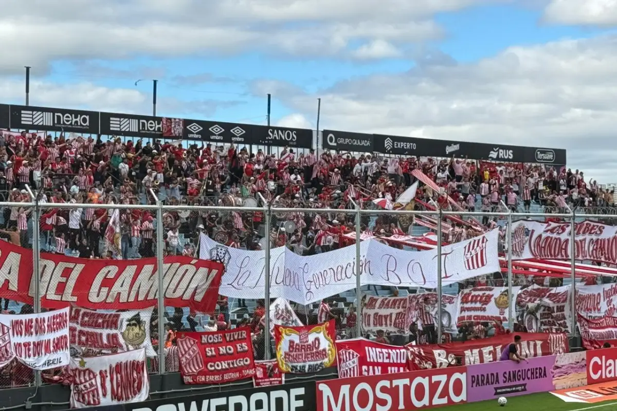 SIEMPRE PRESENTES. Los hinchas de San Martín viajaron a alentar al equipo en su debut en la Copa Argentina 2026.