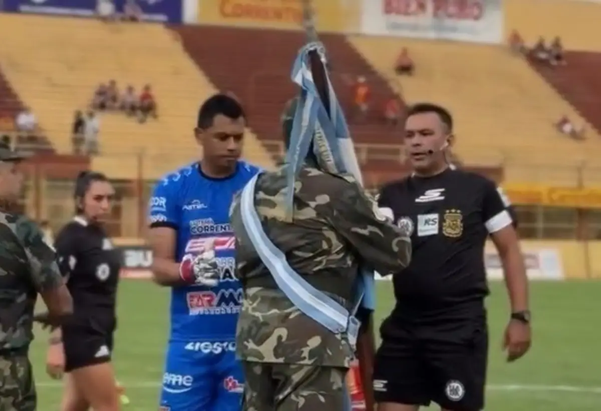 En el partido entre Boca Unidos y Defensores de Vilelas, un excombatientes de Malvinas protagonizó un momento tenso con un árbitro.