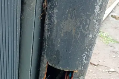 Vecinos de Barrio Norte, preocupados por un poste de luz en malas condiciones