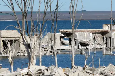 Un puerto fantasma que yacía bajo el agua: las ruinas de una popular villa turística que fue arrasada por la laguna