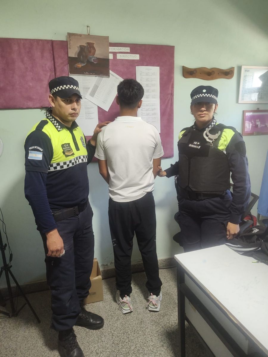 Un alumno ingresó armado a una escuela de la capital y fue reducido en plena clase: investigan si planeaba amenazar a sus compañeros