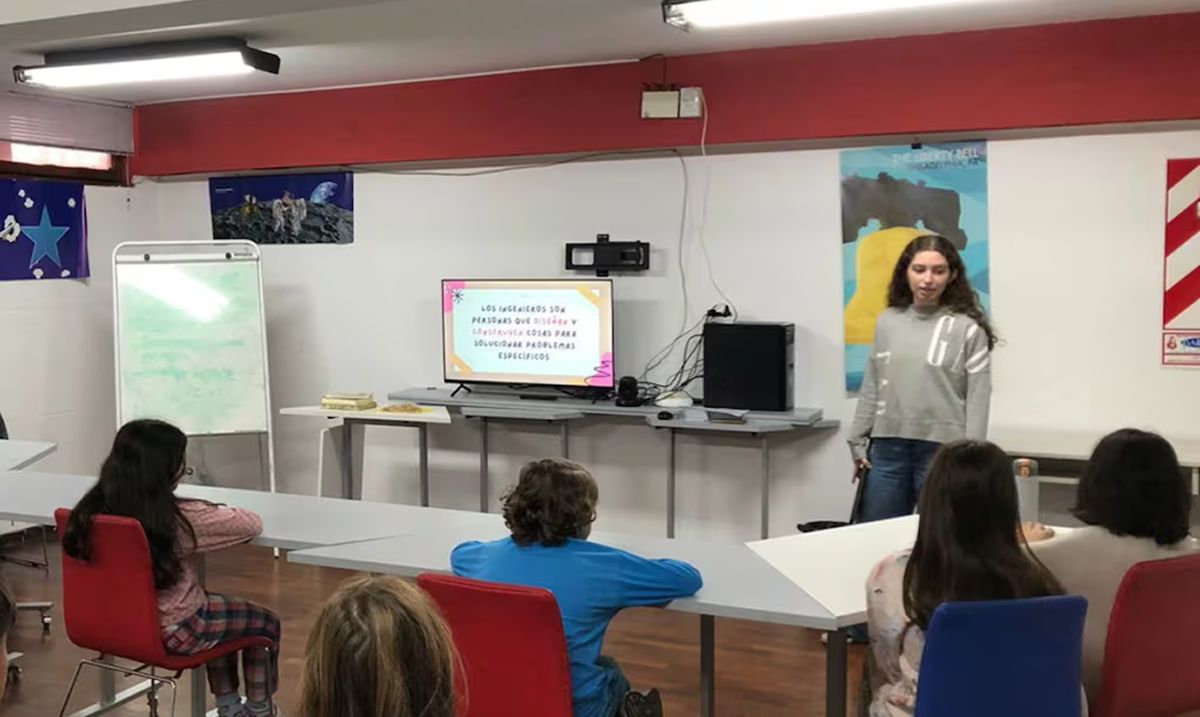EN UNA CLASE. La joven coordina encuentros semanales donde chicos se acercan a la tecnología desde la práctica. / CATALINA GIANATTI