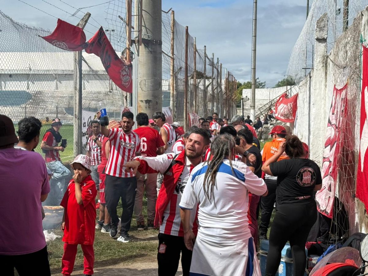 NO PODÍA FALTAR. La espera se hizo mucho más amena gracias a un asado en la cancha del 