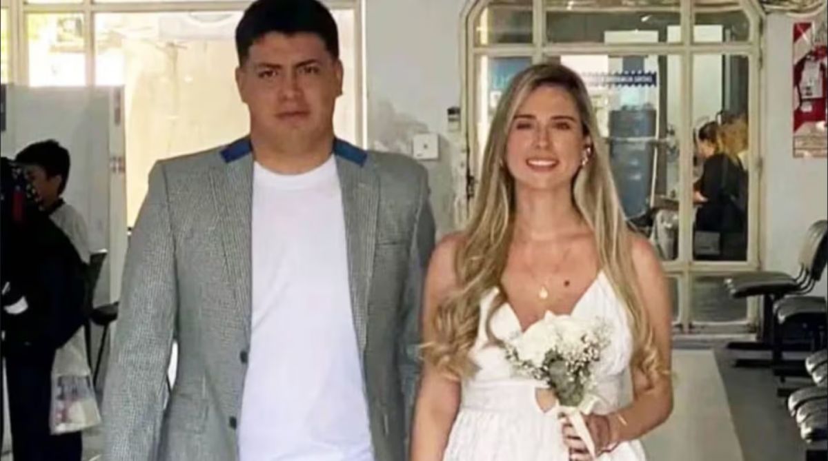 RECIÉN CASADOS. Una imagen de Mariano y Solana en el registro civil, minutos después de dar el sí.