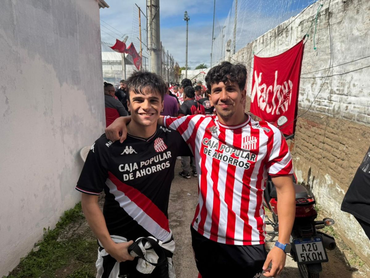 SONRIENTES. Mateo Briceño y Martín Páez posaron felices durante la previa en la cancha de General Paz Juniors.