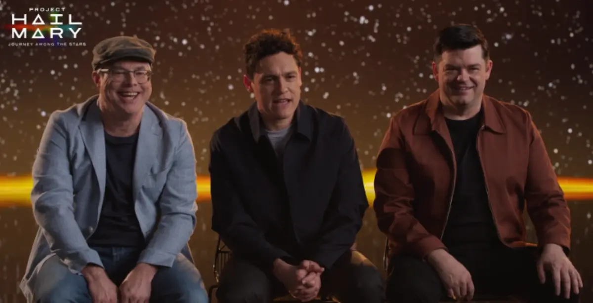 LOS CREADORES DEL FILM. Andy Weir y los codirectores Phil Lord y Chris Miller reaccionan a las primeras imágenes del recién anunciado juego de realidad mixta. FOTO CAPTURA DE NORDIC.IGN.COM