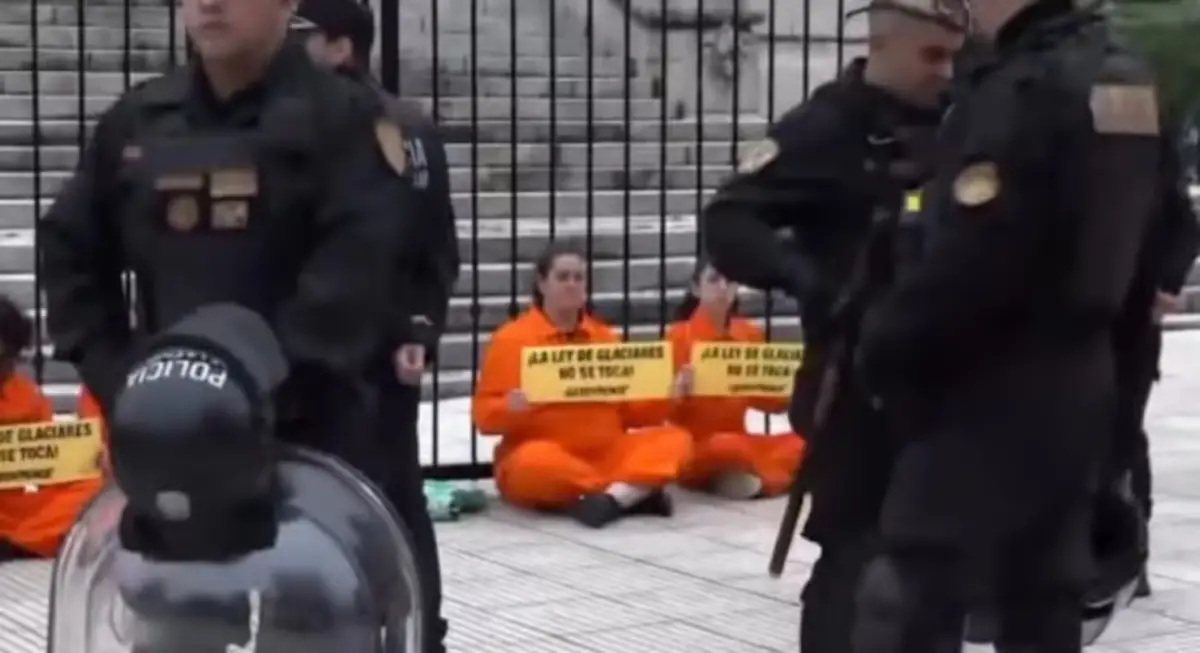 La protesta de los activistas frente al Congreso.