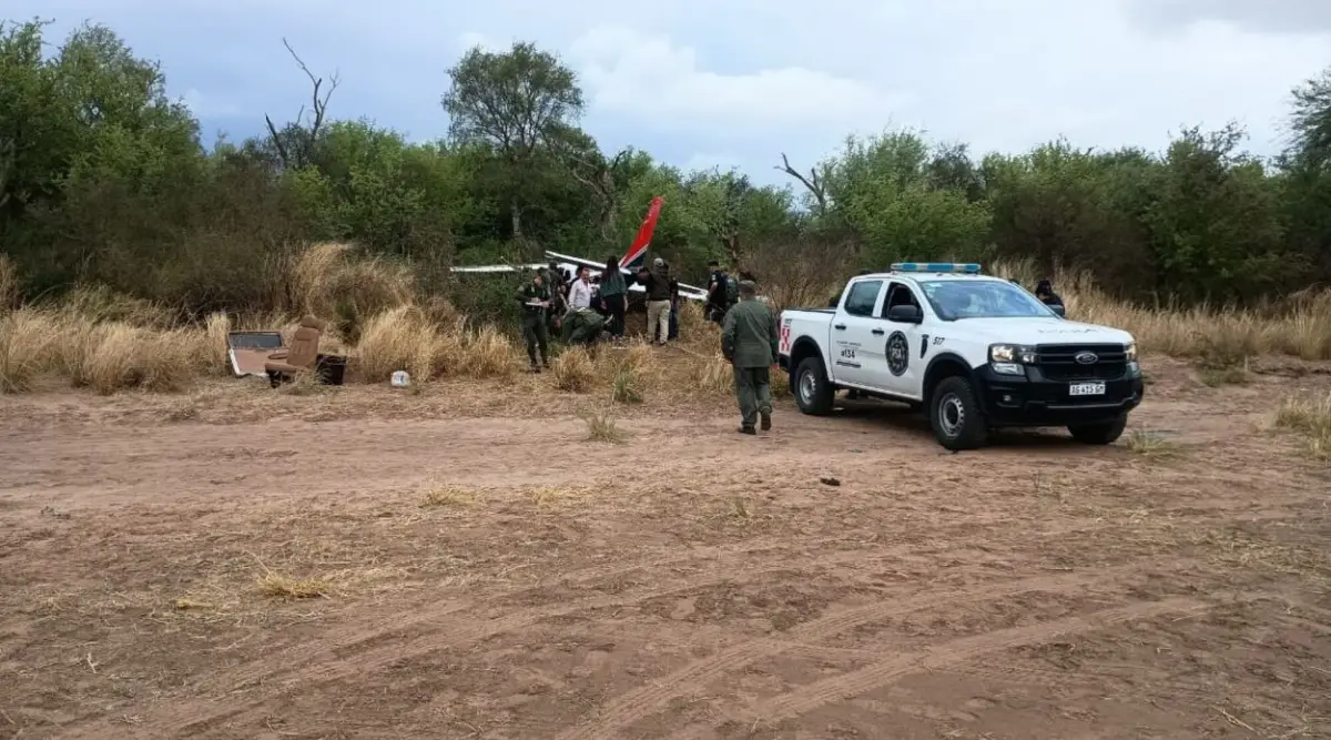 PROCEDIMIENTO. Gendarmes retiran la avioneta que trasladaba más de 360 kilos de cocaína y que se precipitó en Rosario de la Frontera.