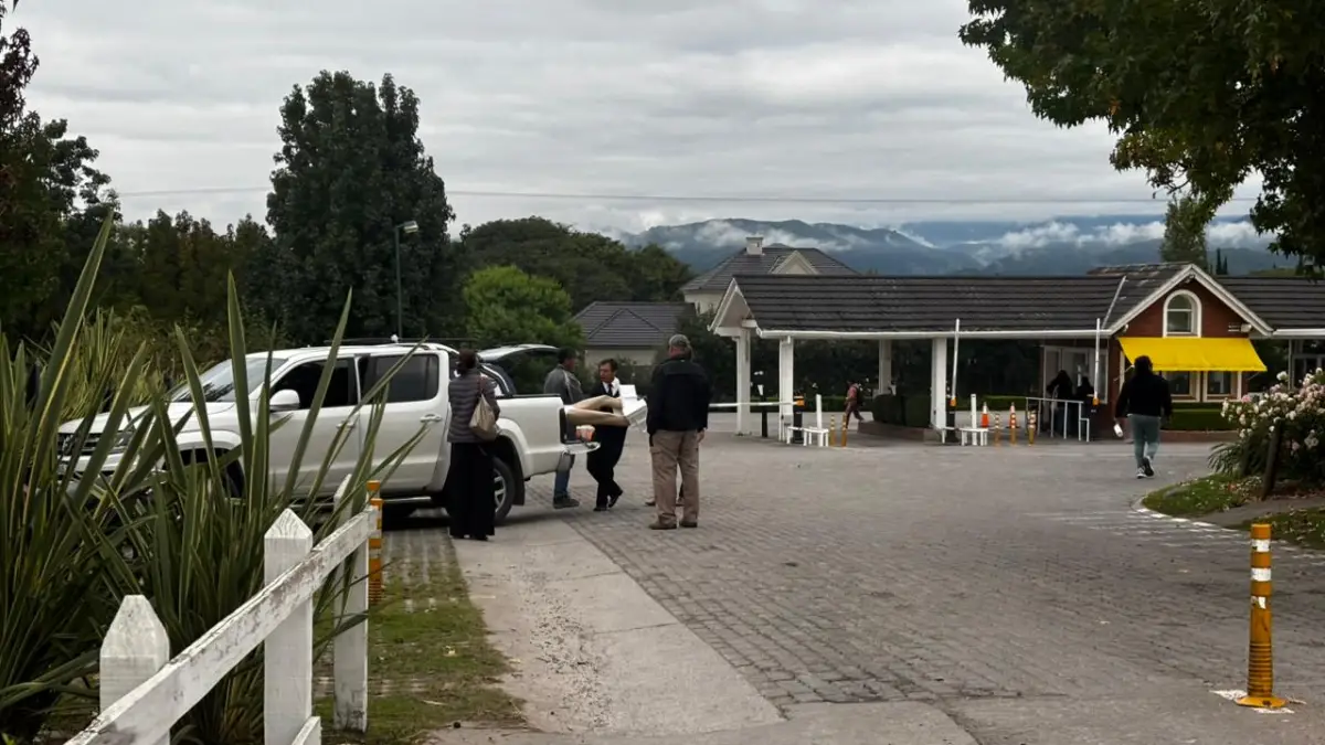 El abogado de Figueroa con el maniquí. FOTO LA GACETA