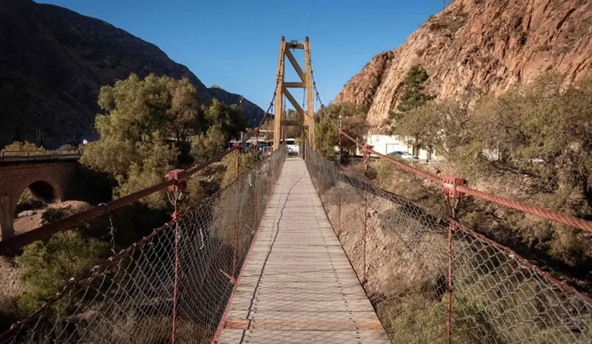 El Puente Colgante de Cacheuta se extiende por 140 metros. 