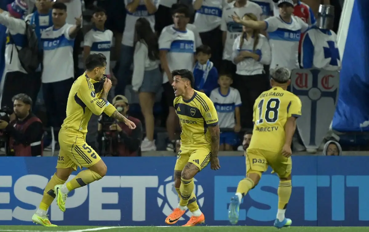FESTEJO “XENEIZE”. Paredes ya marcó el golazo y lo celebra junto con Bareiro, que luego convirtió el segundo tanto.