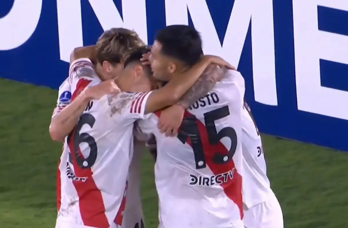FESTEJO “MILLONARIO”. Sebastián Driussi es felicitado por sus compañeros luego de convertir el gol de River.