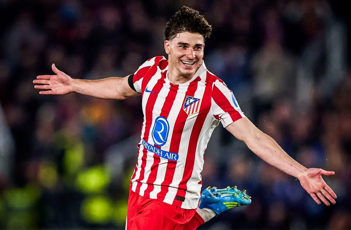 GOLAZO. Julián Álvarez volvió a brillar en Champions League, con un golazo de tiro libre que abrió el marcador de la victoria 2-0 de Atlético de Madrid sobre Barcelona.