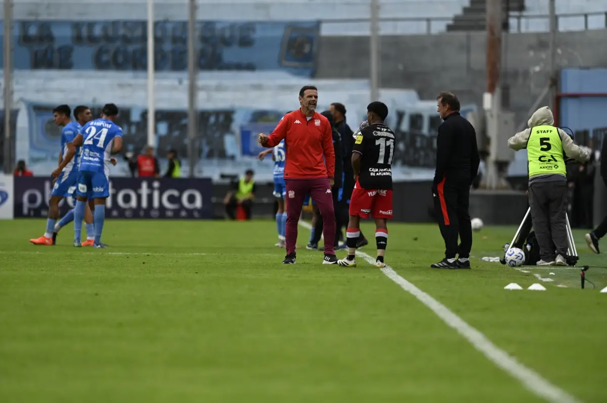 ENFOCADO. Yllana habla con Pupi Ferreyra y le da indicaciones para mejorar en la ofensiva. 