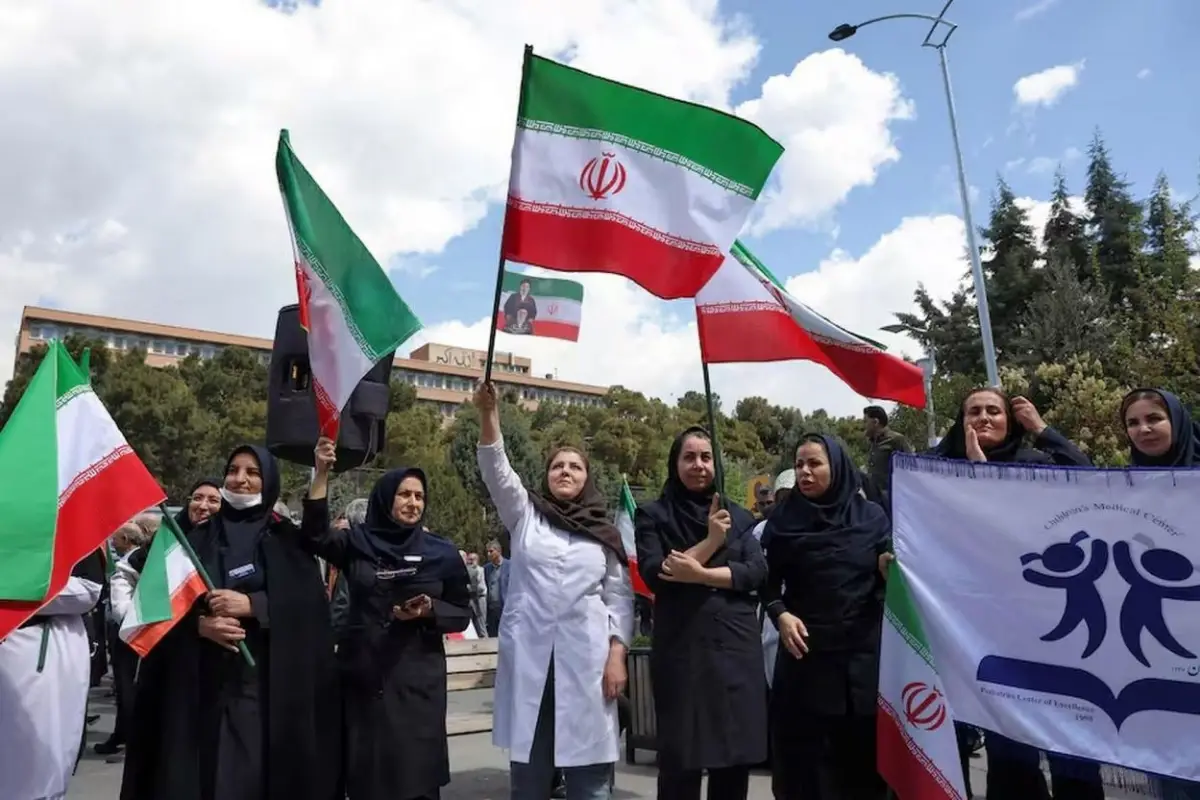 POR LOS NIÑOS. Mujeres iraníes protestan en Teherán contra los bombardeos de Israel y Estados Unidos.