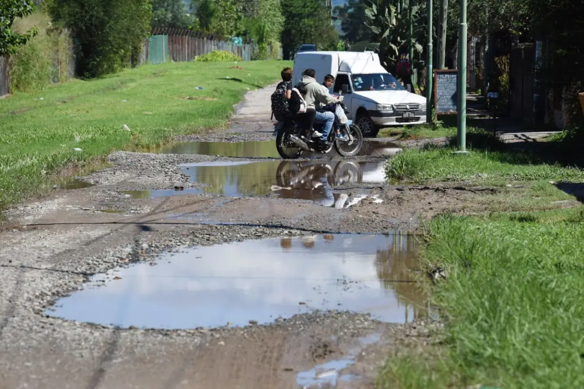 SINUOSO. Los motociclistas esquivan el agua estancada en calle Venecia; los autos evitan pasar por allí. 