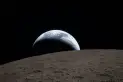 Impactante: Artemis II replicó la famosa foto del Apolo 8 desde el lado oculto lunar