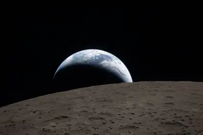 Impactante: Artemis II replicó la famosa foto del Apolo 8 desde el lado oculto lunar